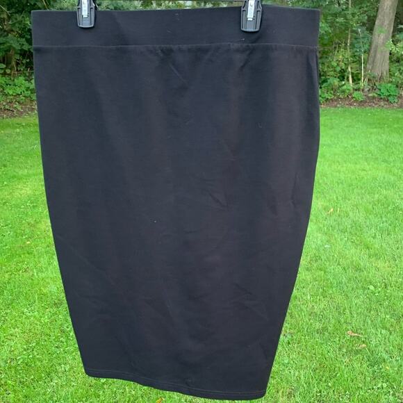 Torrid high waisted floral black red and green skirt - Picture 3 of 9